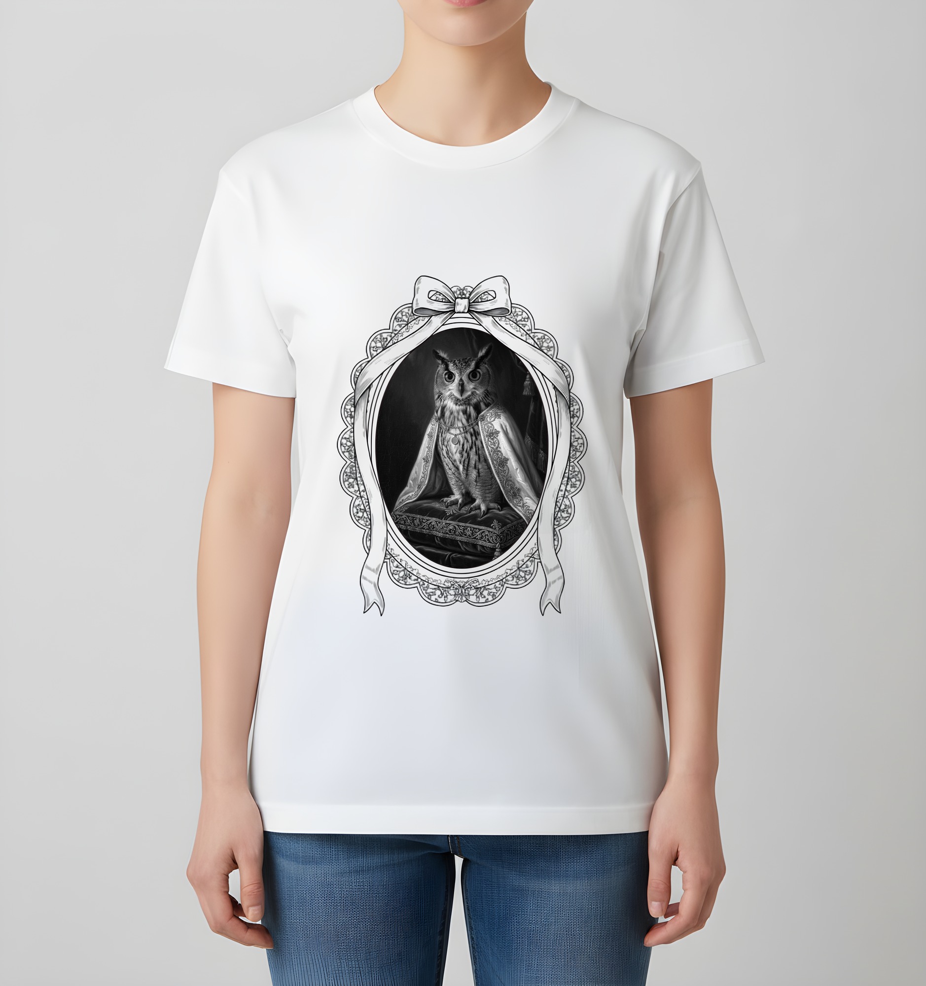 ベンガルワシミミズクのルネサンス肖像画Tシャツ（ホワイト・モノクロプリント・額縁デザインあり）（4枚目）