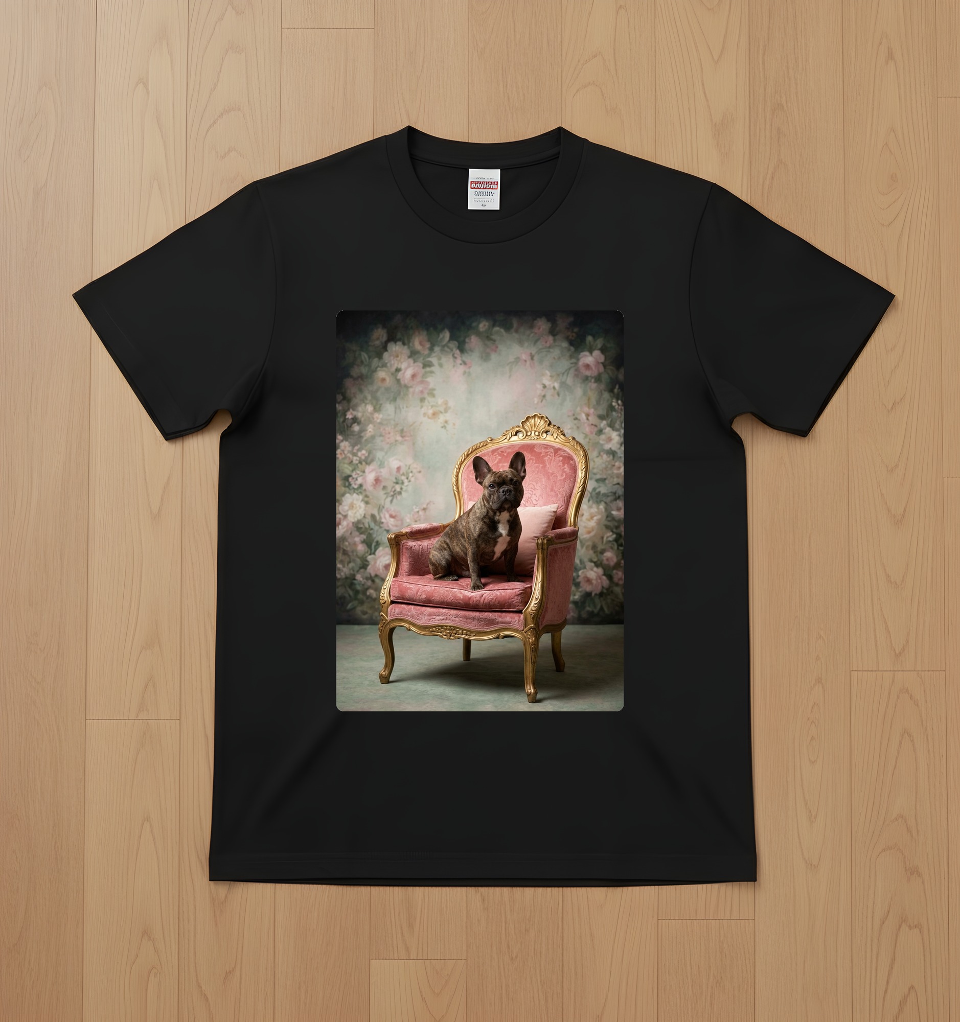 フレンチブルドッグのシャビーピンクの油絵風アートロココ調Tシャツ(ブラック)