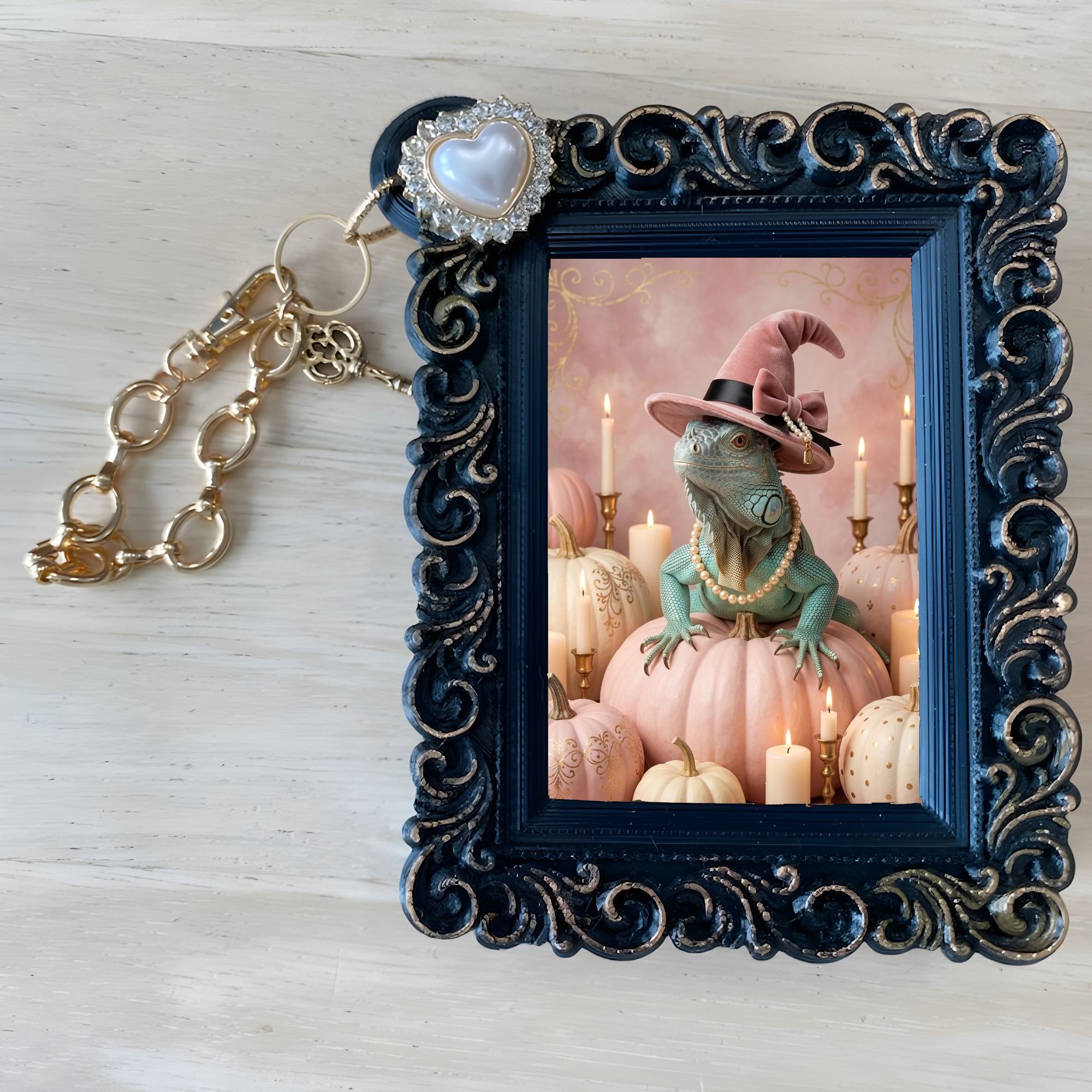 ブルーイグアナのかぼちゃとキャンドルの油絵風アートハロウィンバッグチャーム(ブラック)(4枚目)