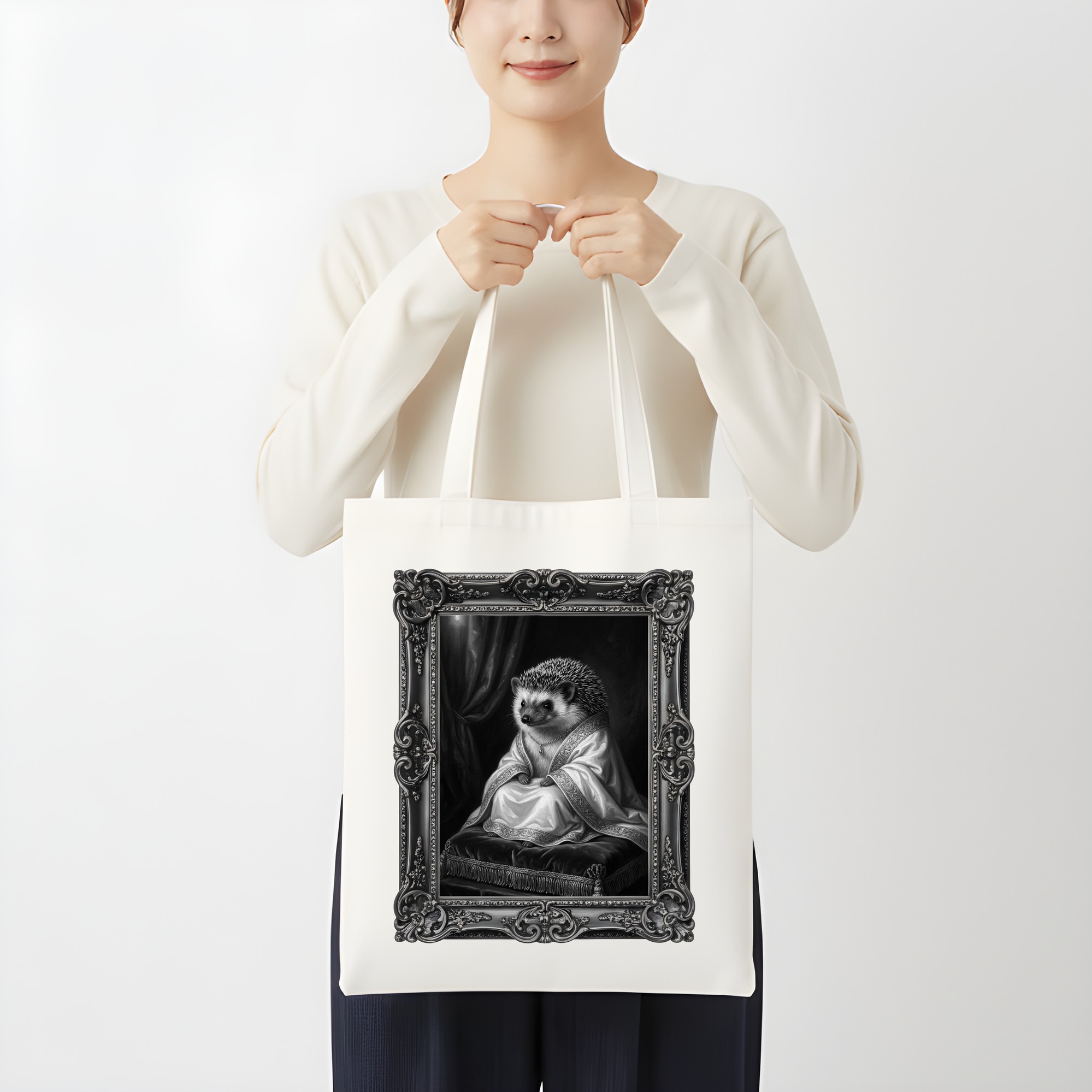 ハリネズミのルネサンス肖像画トートバッグ(モノクロプリント・額縁デザインあり)(3枚目)