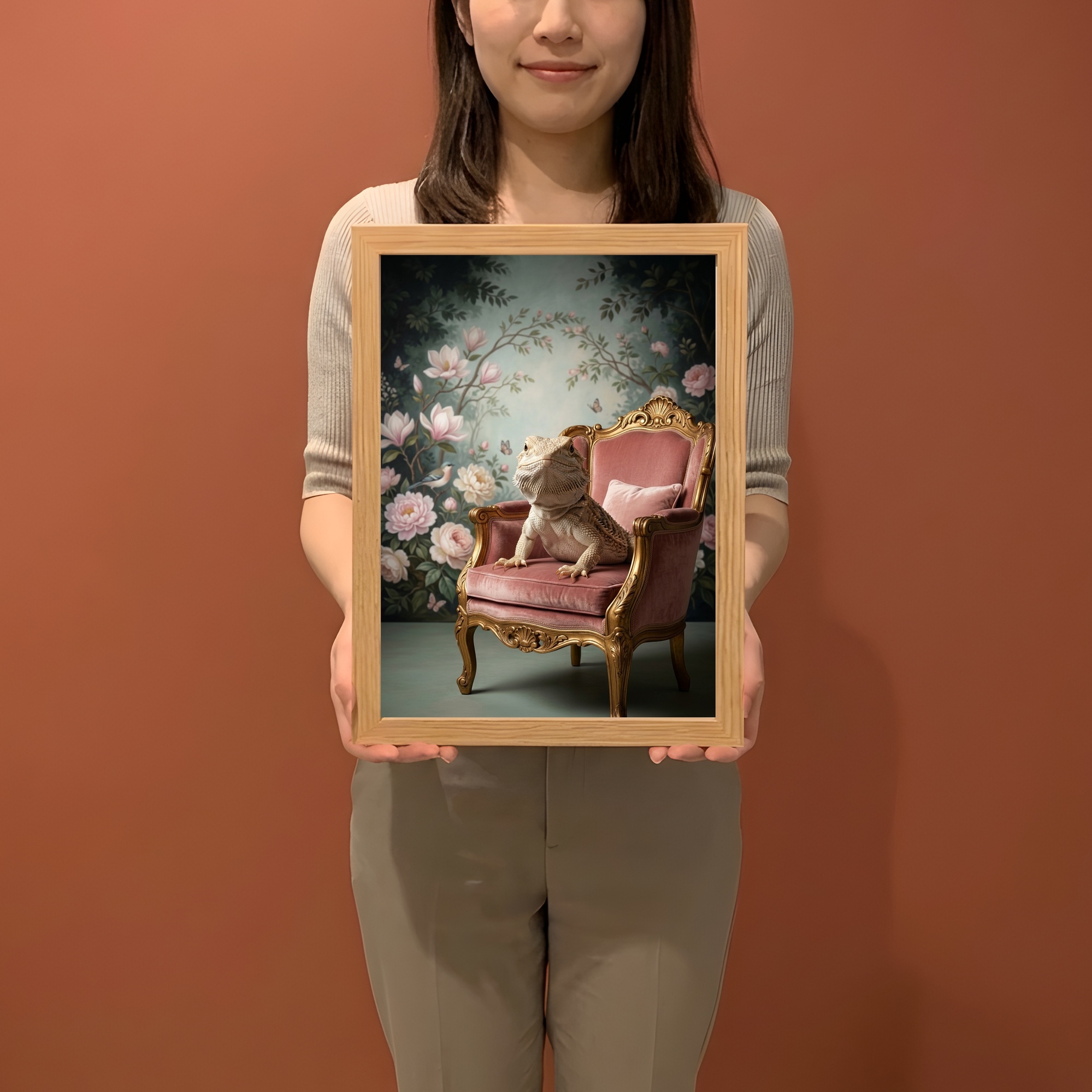 サバクイグアナのシャビーピンクの油絵風アートロココ調額装プリント(A4サイズ)(2枚目)