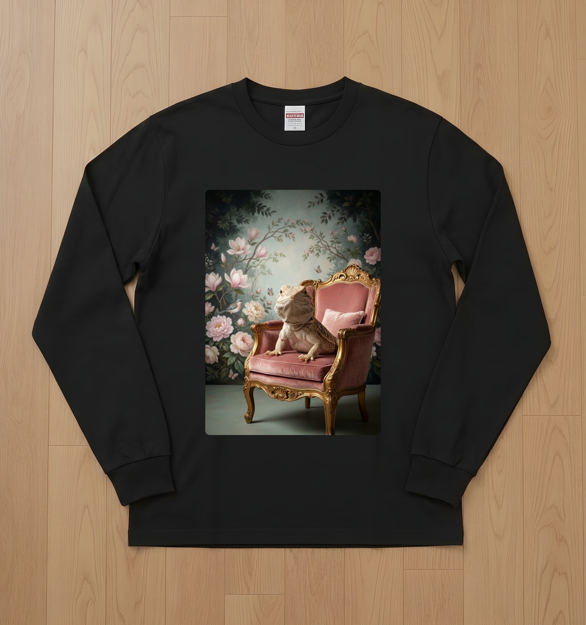 サバクイグアナのシャビーピンクの油絵風アートロココ調長袖Tシャツ(ブラック)