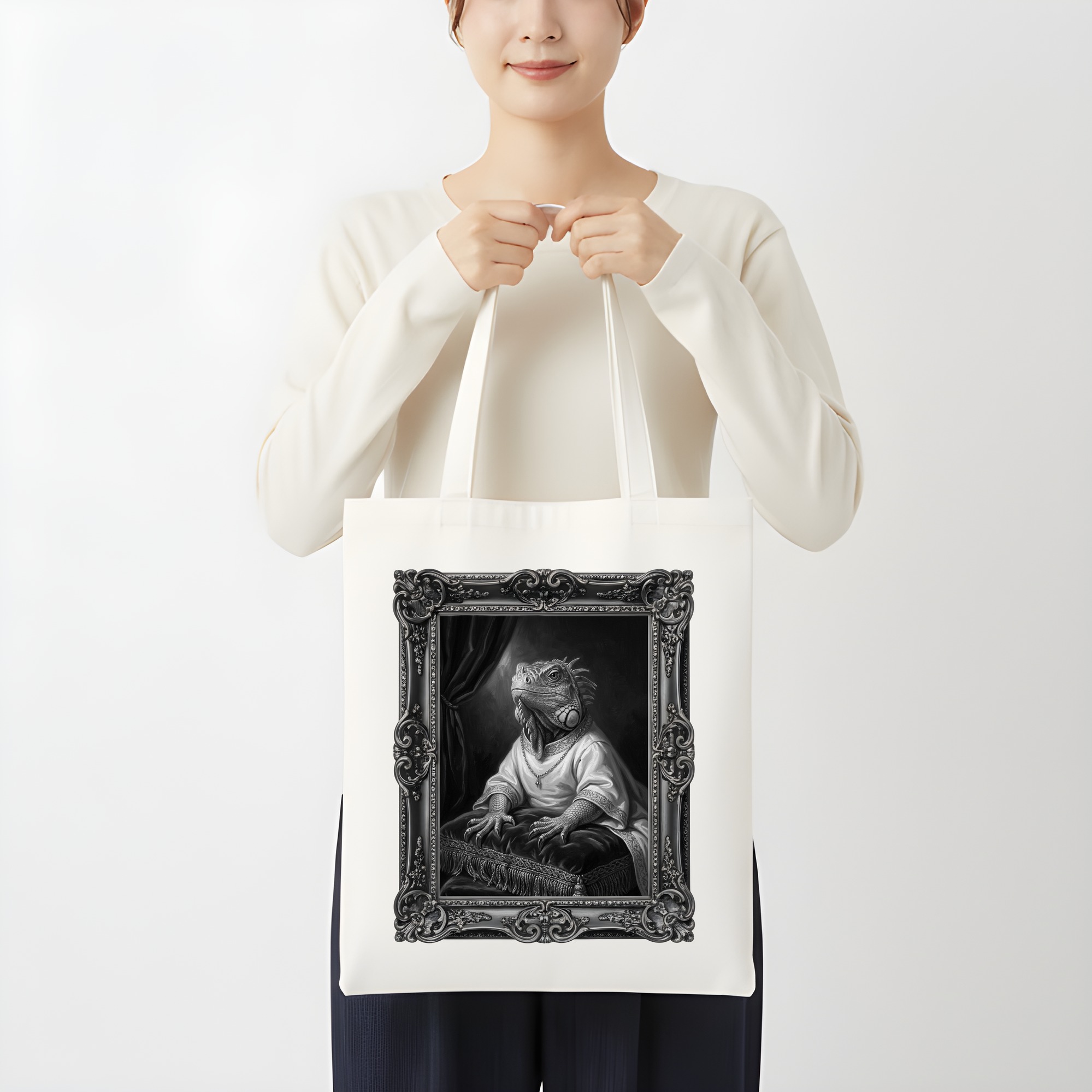 ブルーイグアナのルネサンス肖像画トートバッグ(モノクロプリント・額縁デザインあり)(3枚目)
