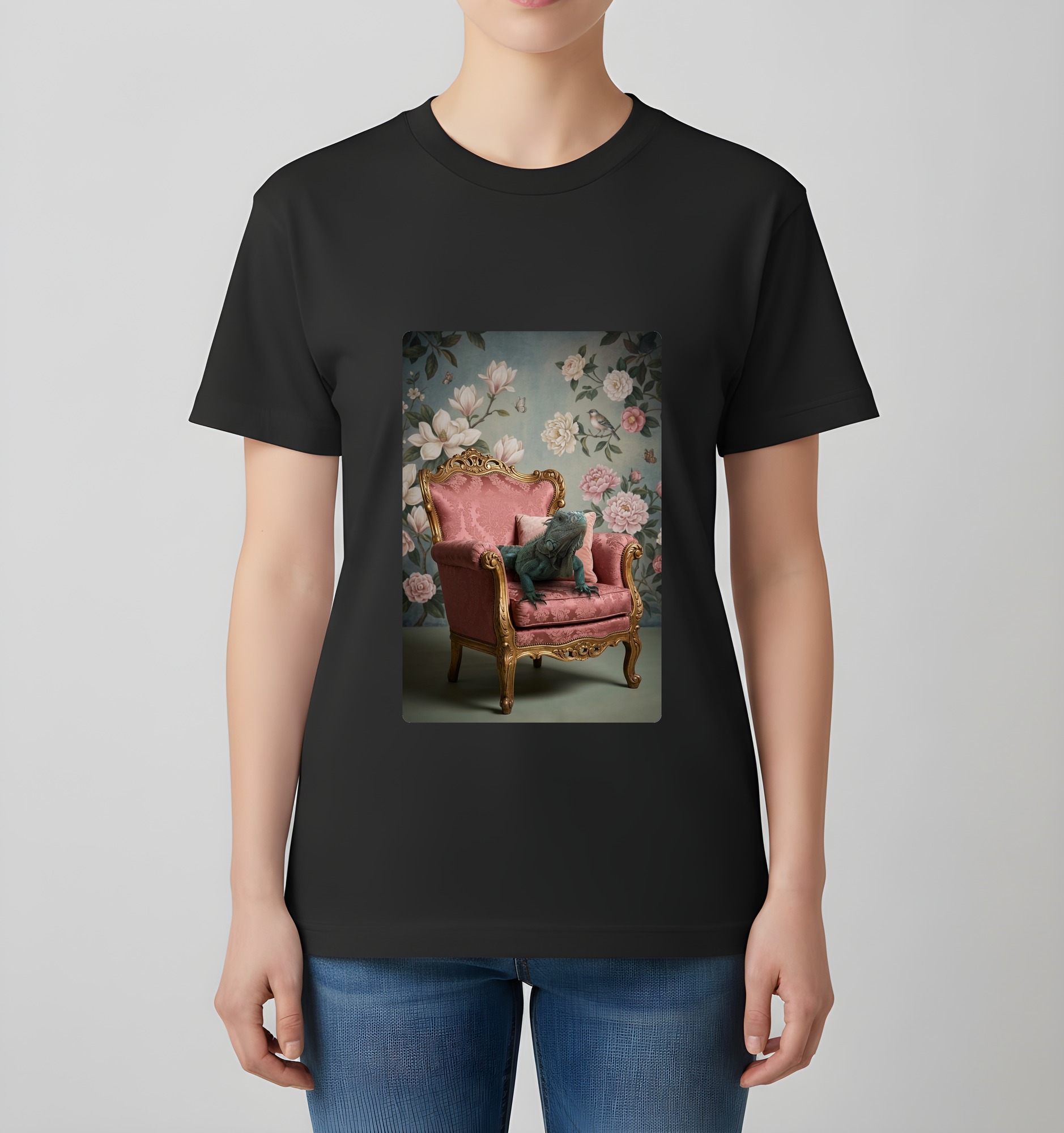 ブルーイグアナのシャビーピンクの油絵風アートロココ調Tシャツ（ブラック）（4枚目）