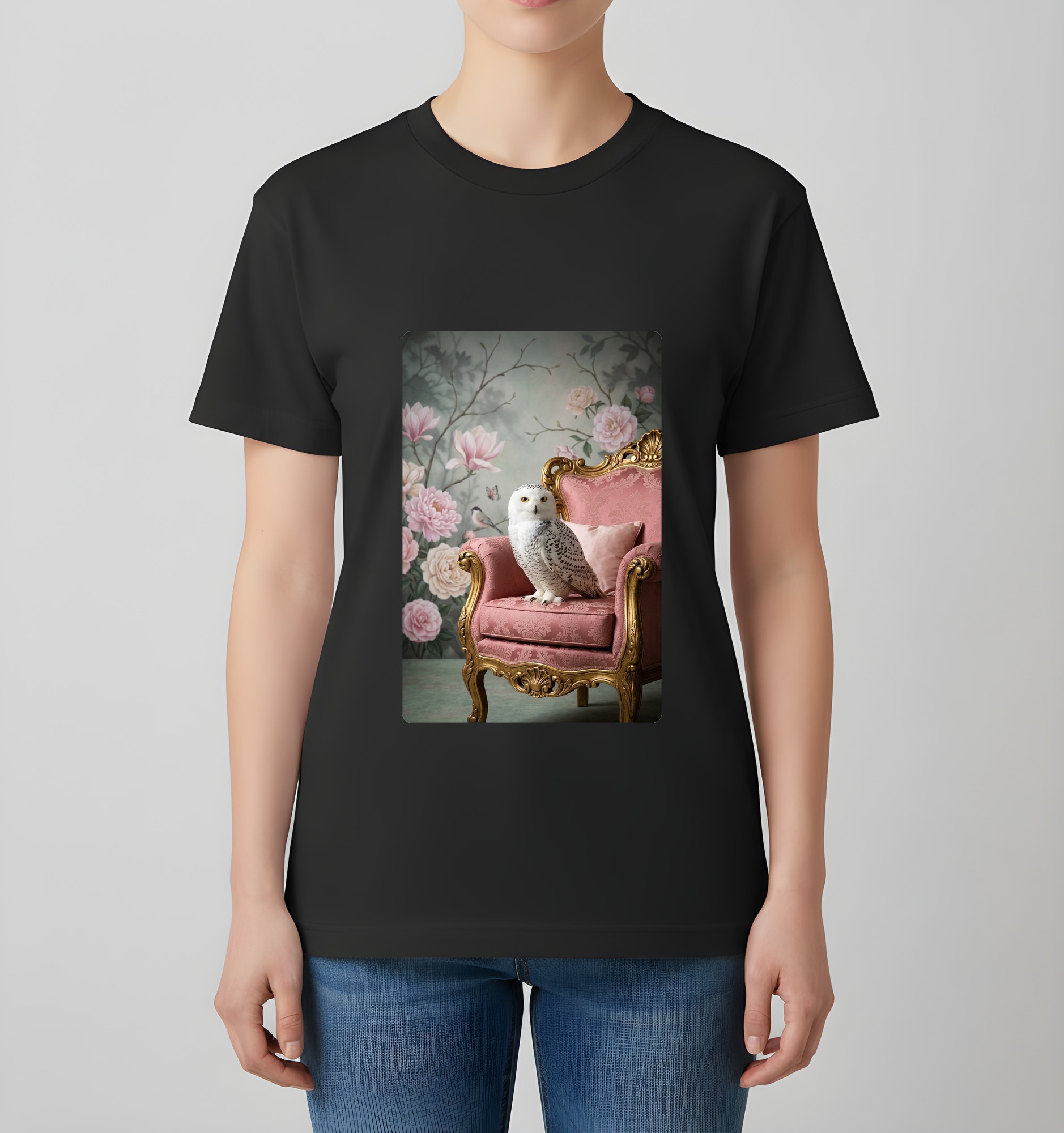 シロフクロウのシャビーピンクの油絵風アートロココ調Tシャツ(ブラック)(4枚目)